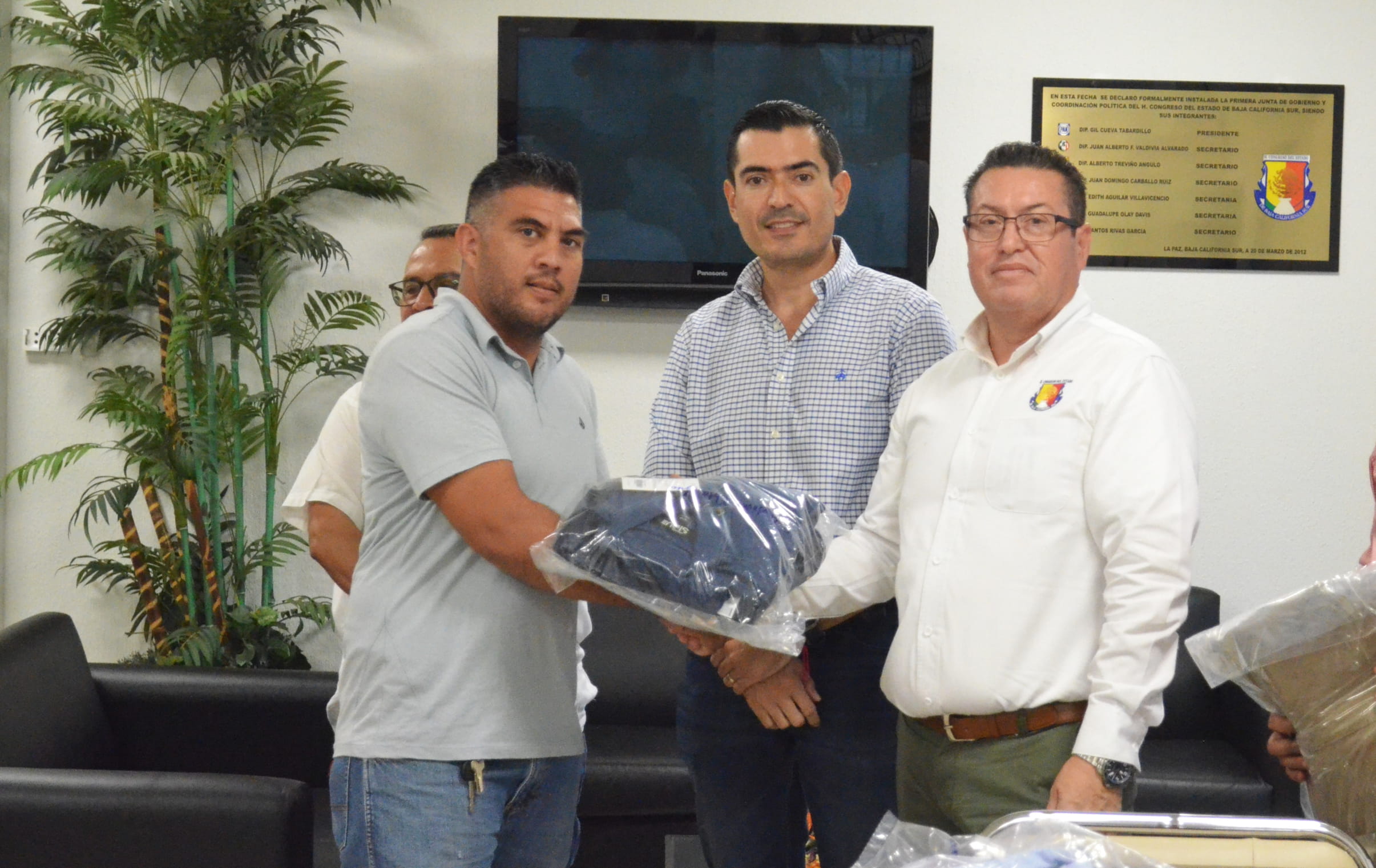 Entrega el Congreso del Estado Uniformes a Personal del Poder Legislativo