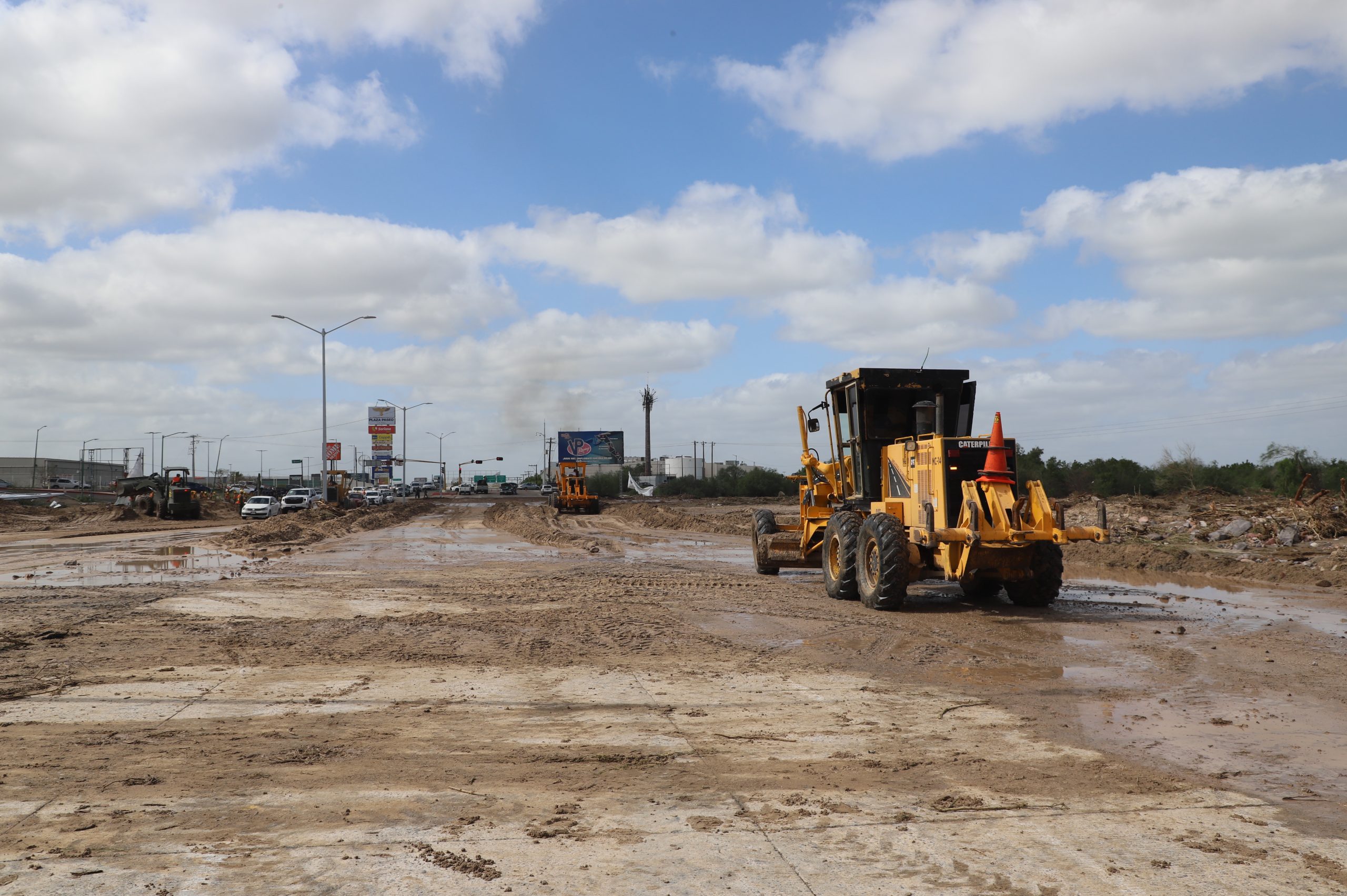 Gobierno de BCS trabaja en reestablecer vialidades después del huracán Norma