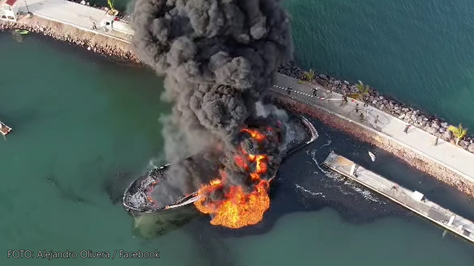 Yate de lujo y otras 4 embarcaciones se incendian en La Paz