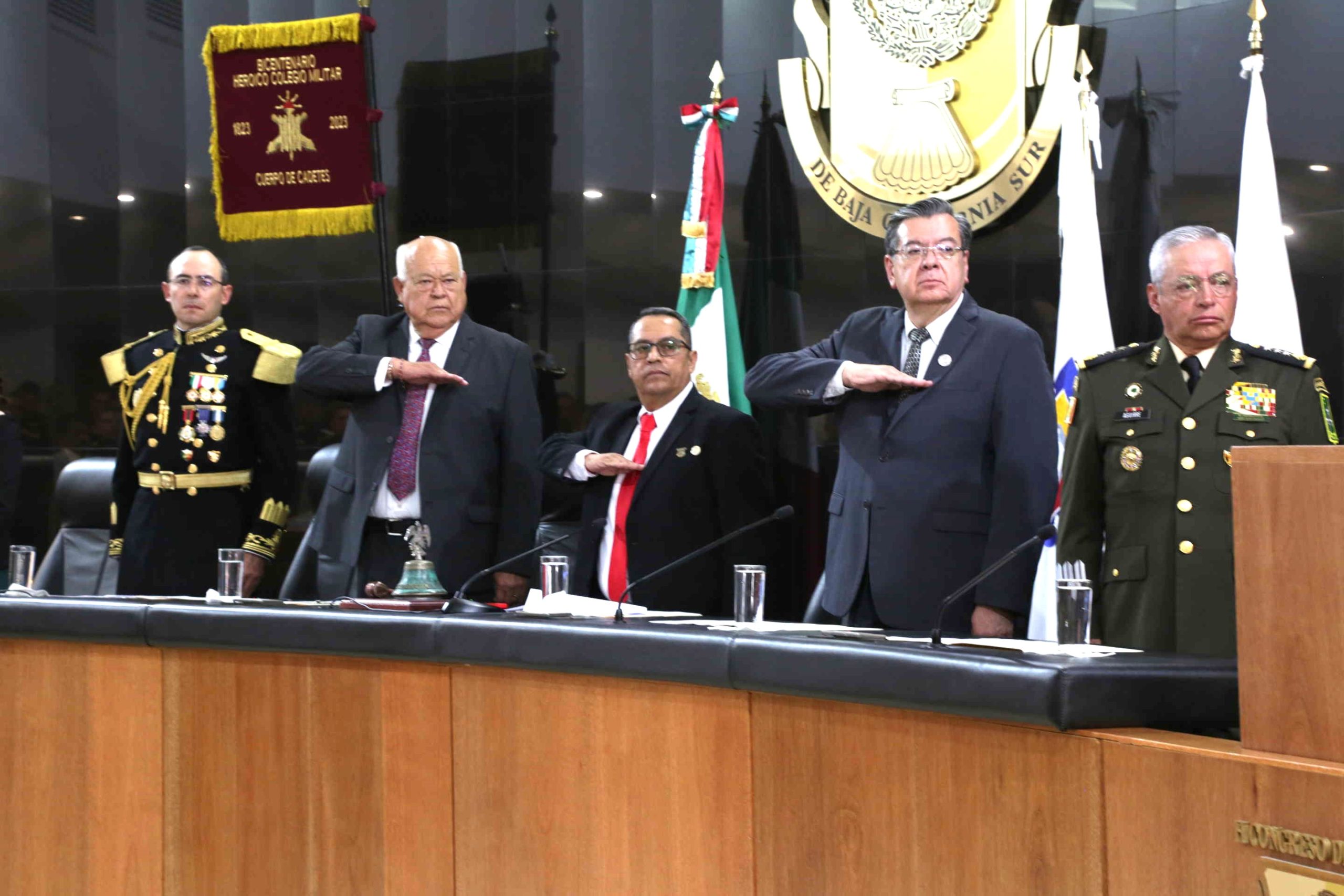Congreso devela letras doradas por bicentenario del Heroico Colegio Militar