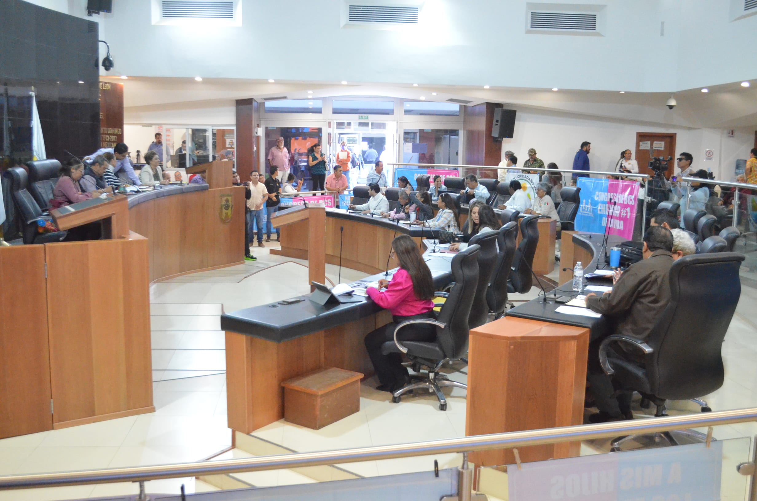 BCS aprueba adiciones para deudores alimentarios morosos.