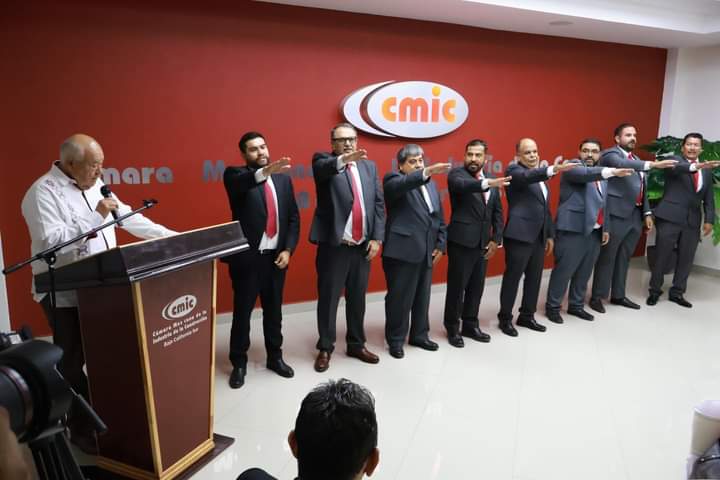 Gobernador participa en cambio de presidencia de la CMIC