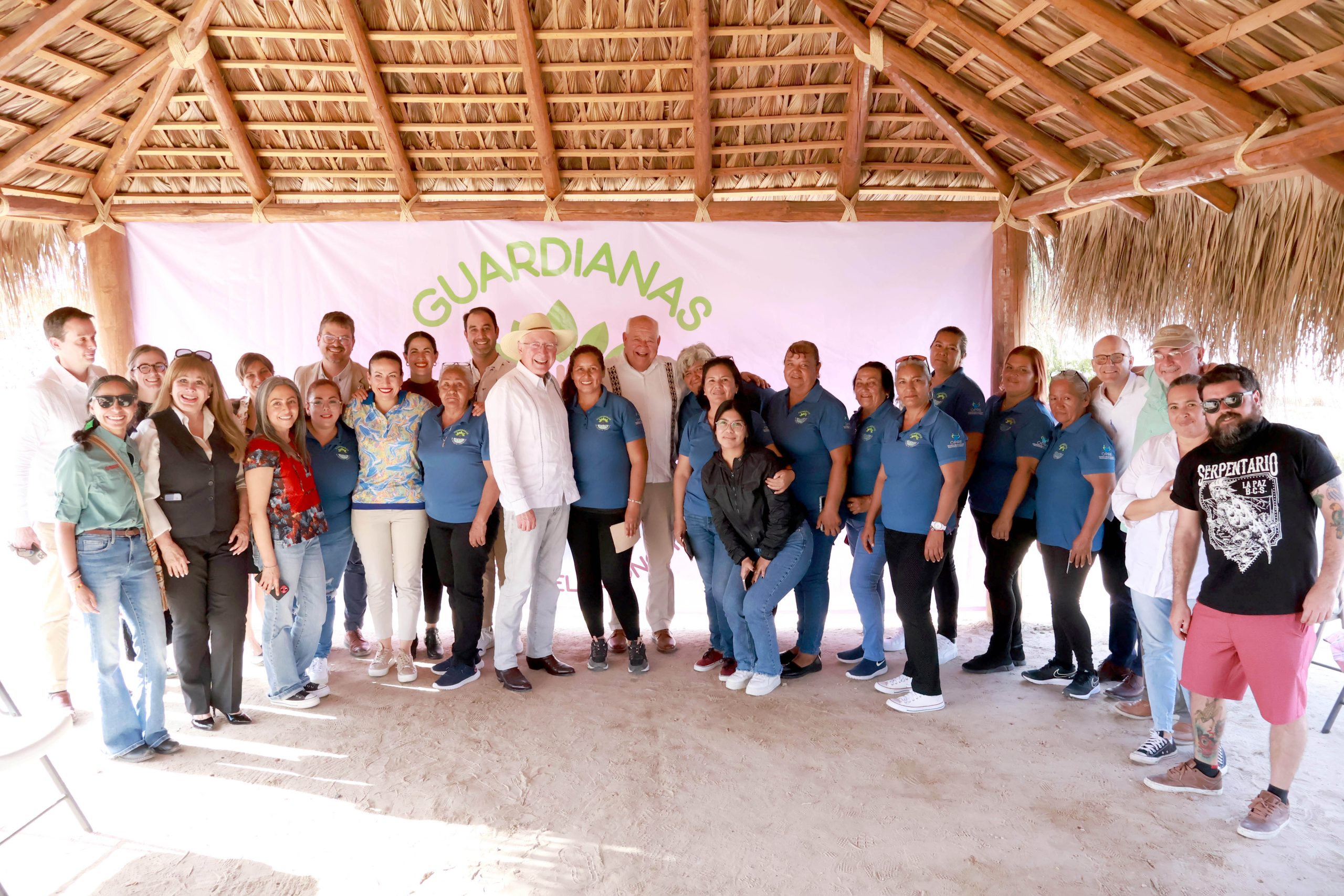 Gobernador y embajador de EEUU visita a las Guardianas del Conchalito