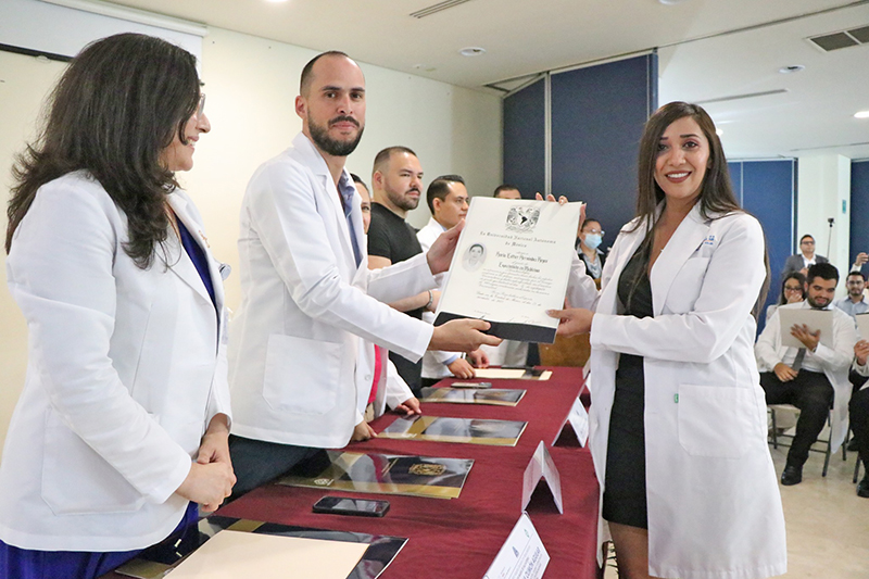 Se especializan médicos en Hospital Salvatierra