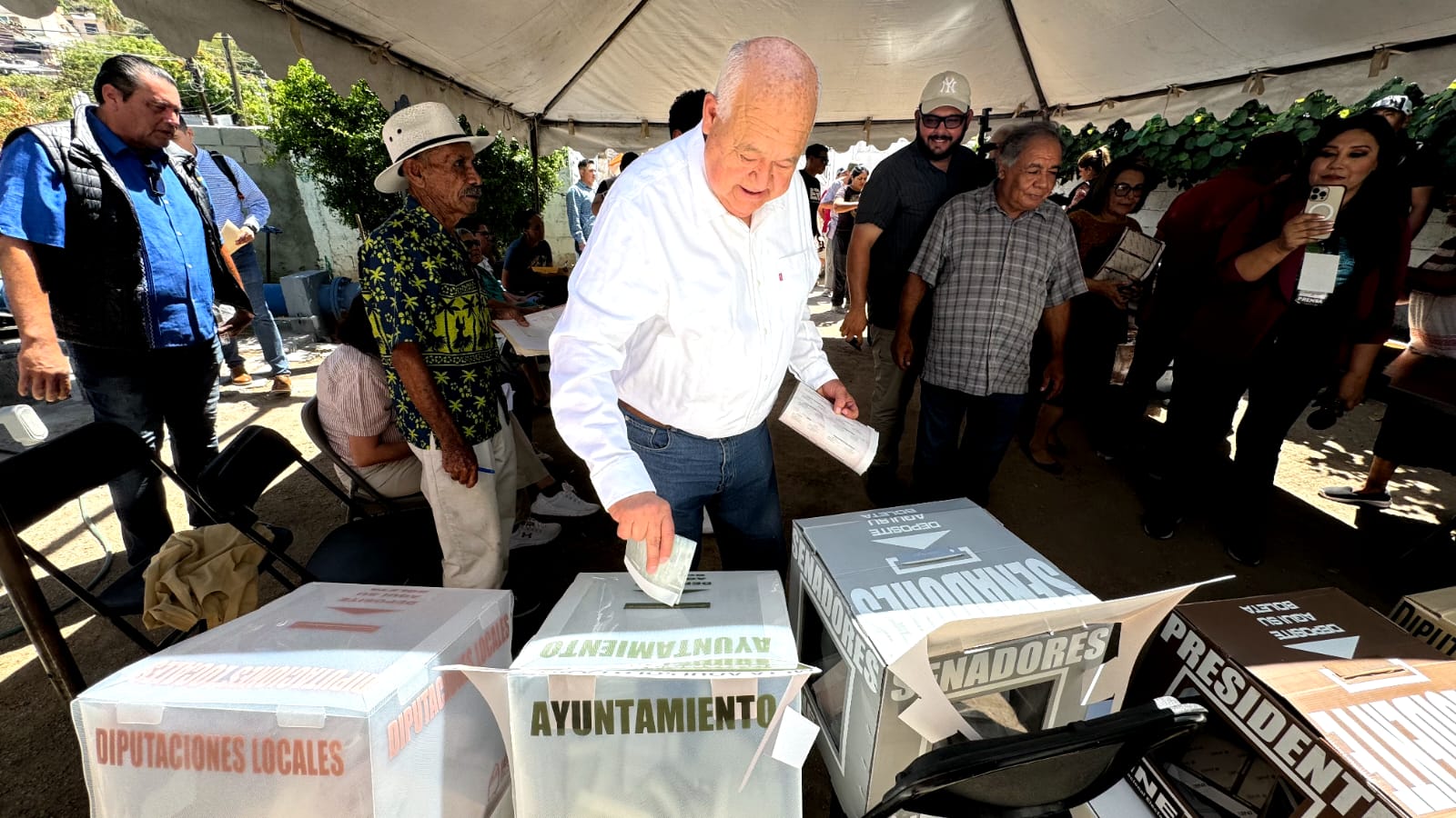 En BCS convoca gobernador a llevar una contienda electoral en paz