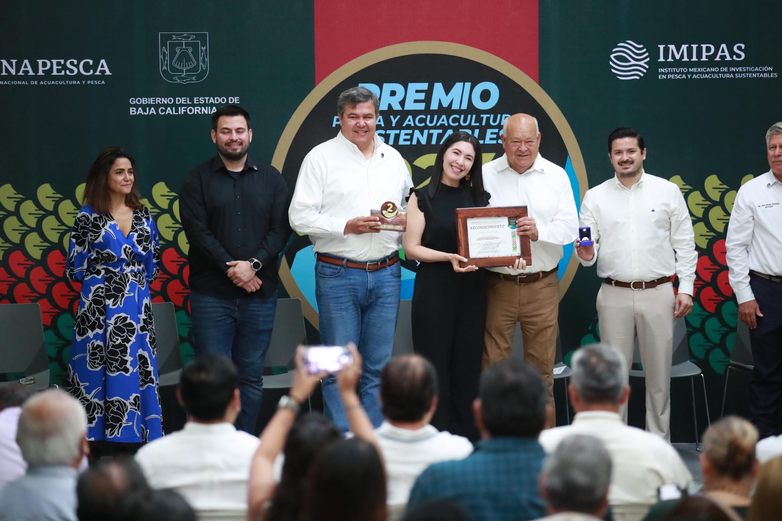 Entrega gobernador premio nacional de pesca y acuacultura