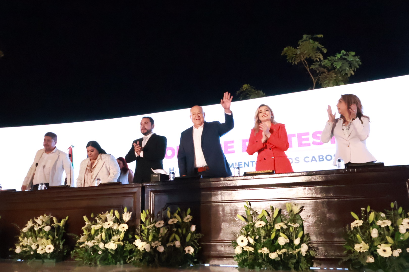 Gobernador asiste a toma de protesta de nuevo alcalde de Los Cabos