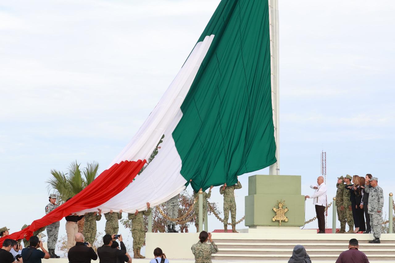 La bandera, símbolo de unidad y de identidad: Víctor Castro