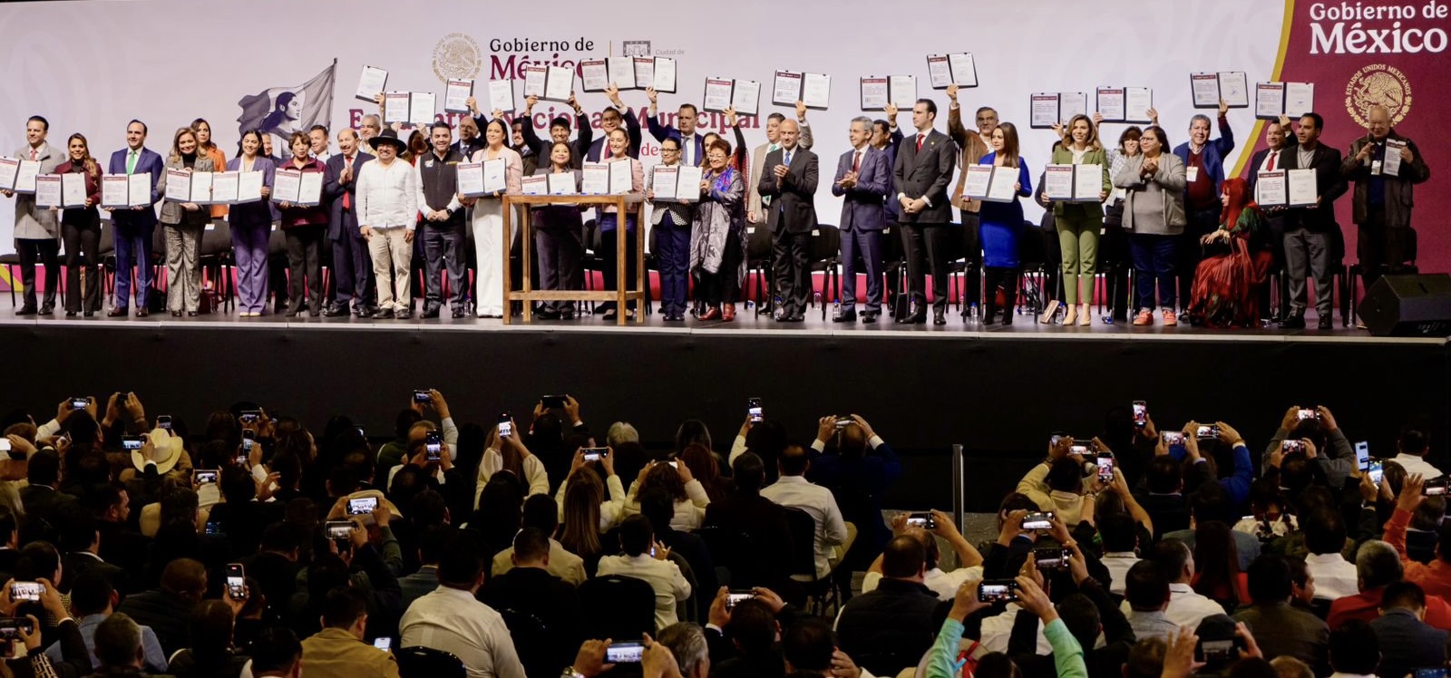 Asiste gobernador de BCS a Encuentro Nacional Municipal 2025