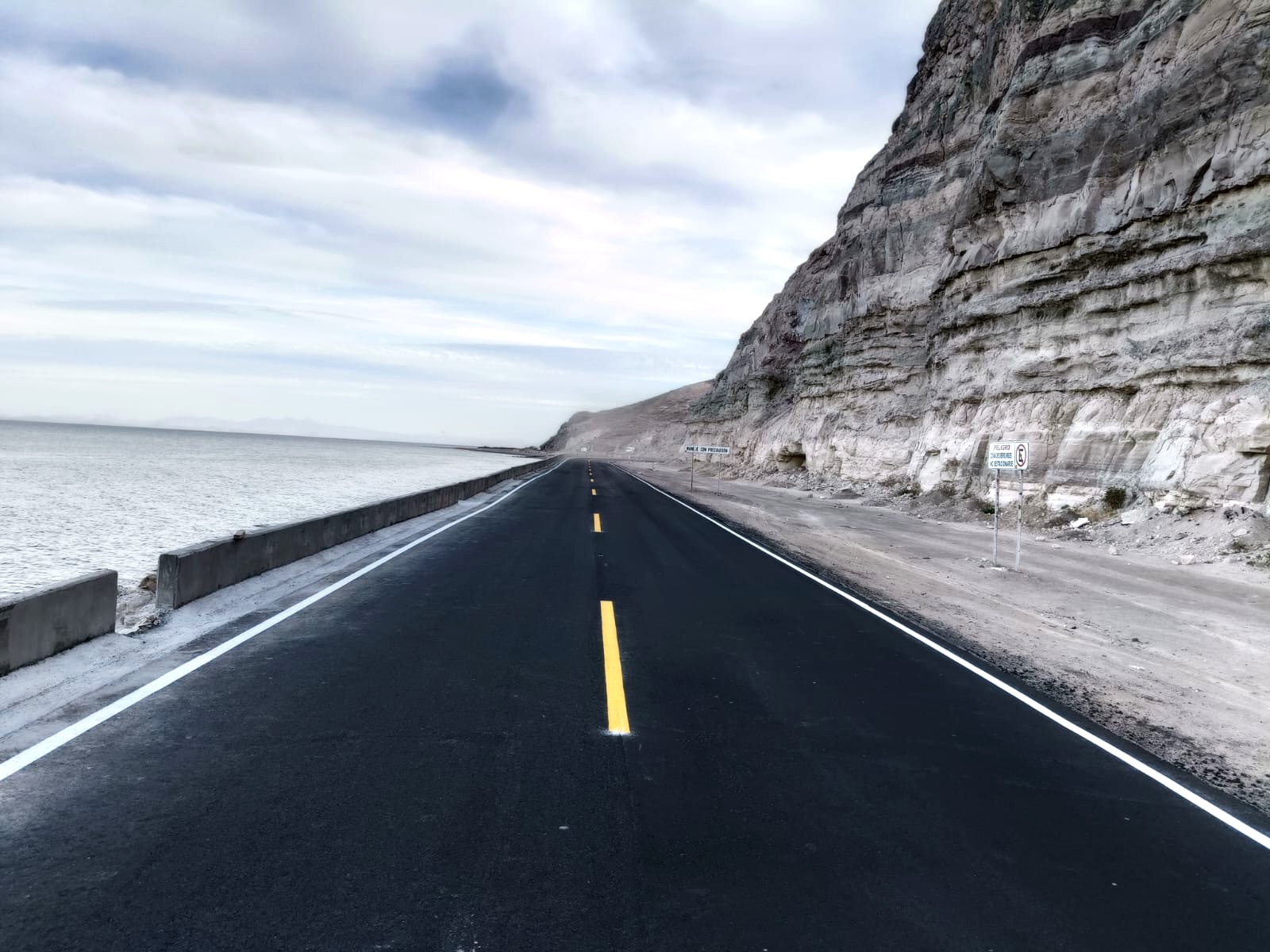 Rehabilitado socavón de carretera a San Juan de la Costa