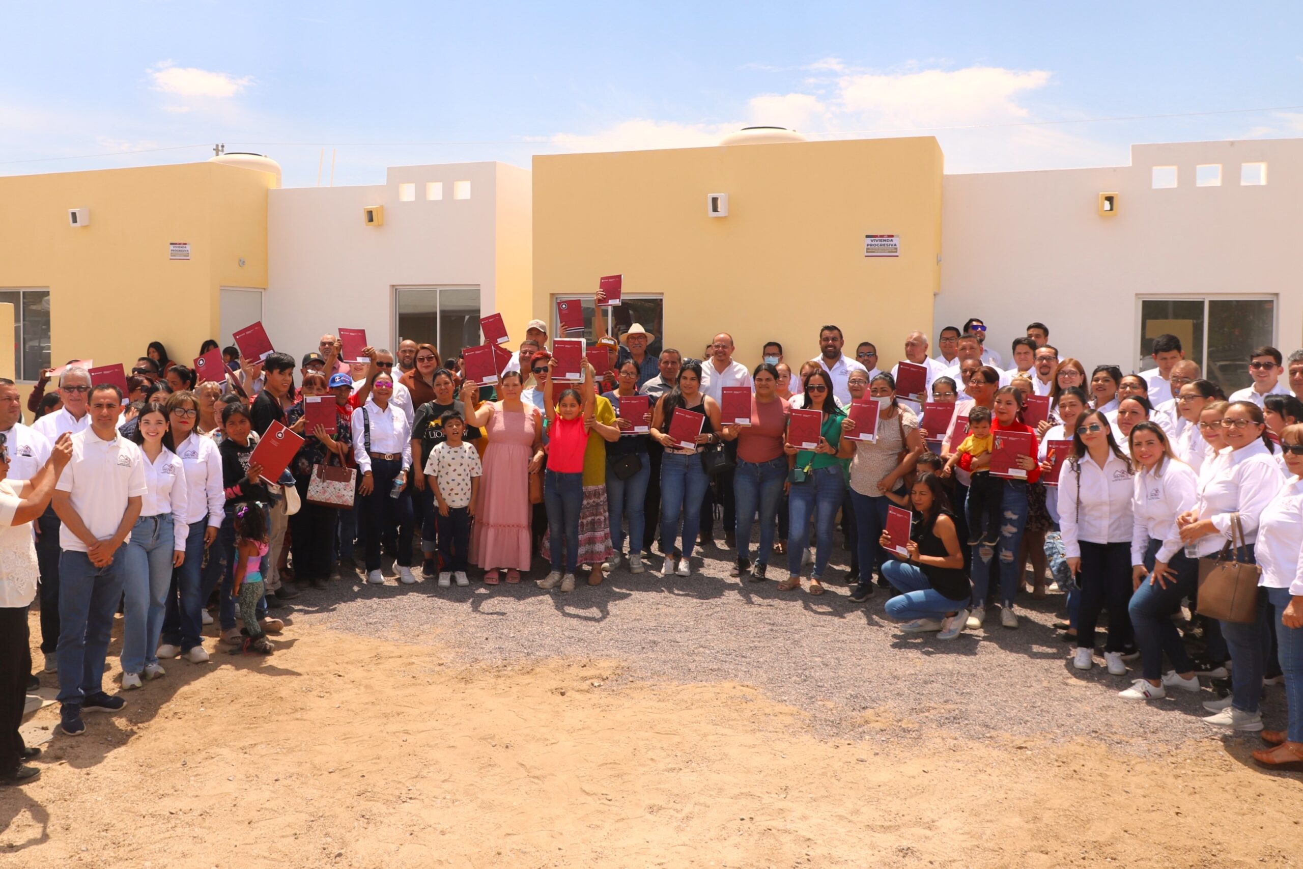 Entrega Gobierno Estatal 50 acciones de vivienda en La Paz