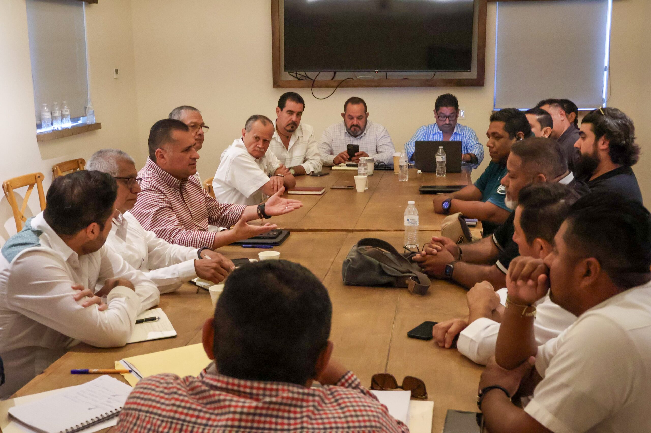 Encabeza Saúl González reunión para establecer medidas en beneficio de la movilidad