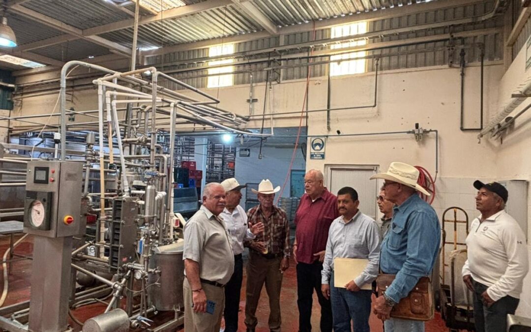 Refrenda Víctor Castro respaldo a productores de la Cuenca Lechera del Valle de Santo Domingo