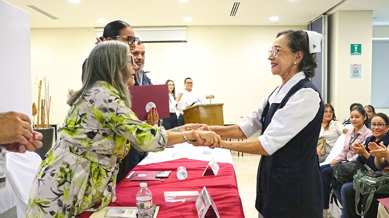 Reconoce Gobierno de BCS a trabajadores de salud estatal por años de servicio