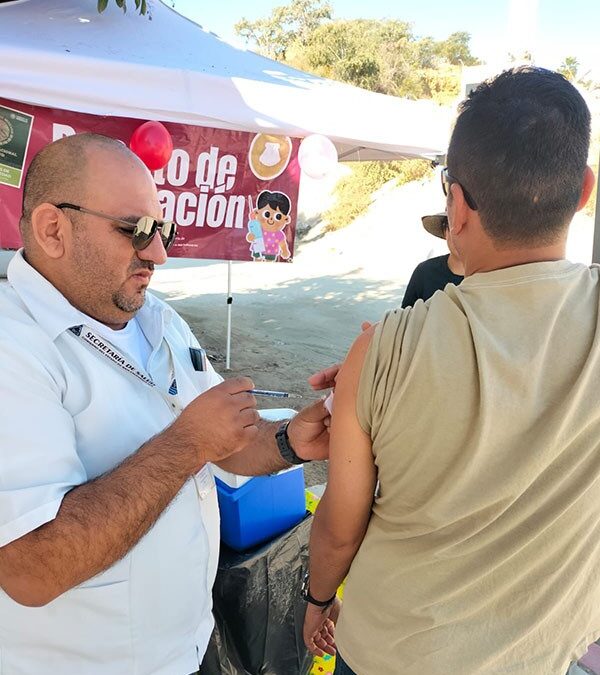 Realizan jornadas extramuros de vacunación en Los Cabos