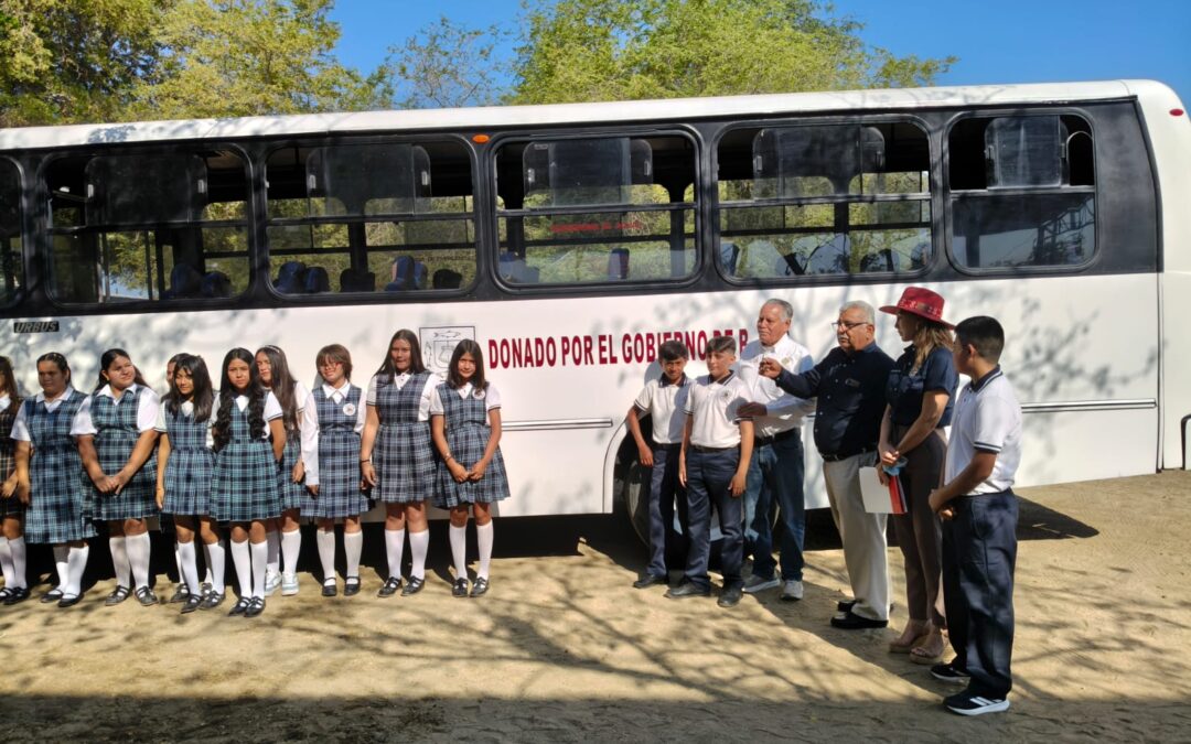 Entrega Gobierno del Estado autobús escolar a secundaria de Los Planes
