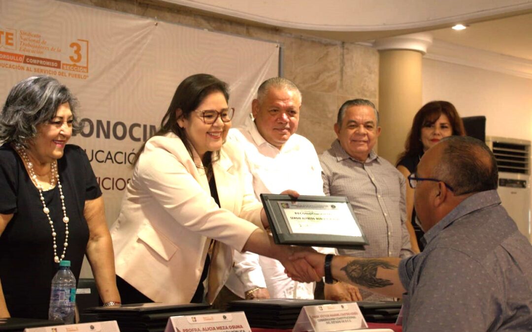 Reconoce Gobierno del Estado a personal administrativo al servicio de la educación en BCS