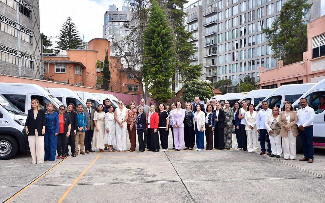 Recibe BCS dos unidades adaptadas para ampliar traslados de personas con discapacidad